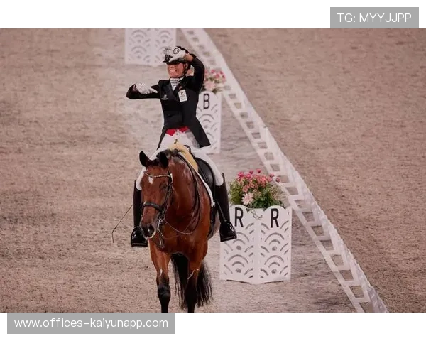 葡萄牙骑手玛丽亚·卡埃塔诺在2024年葡萄牙盛装舞步锦标赛中以“Hit Plus”马匹夺得个人赛金牌,感动全场。