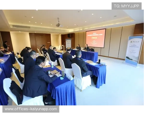 足球球员媒介素养培训课程全面铺开，足球培训宣传页